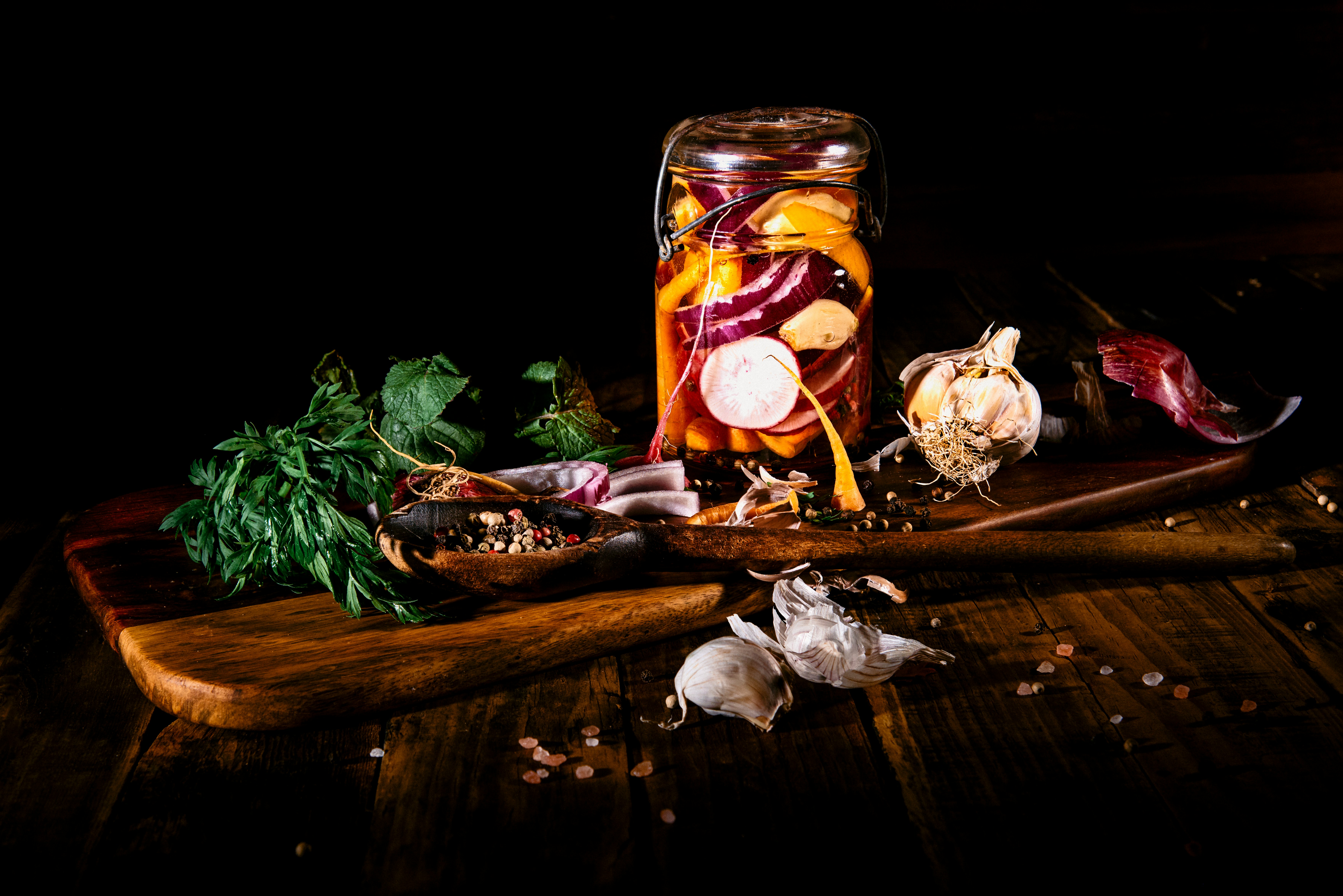 Antipasti und Gemüse im Glas